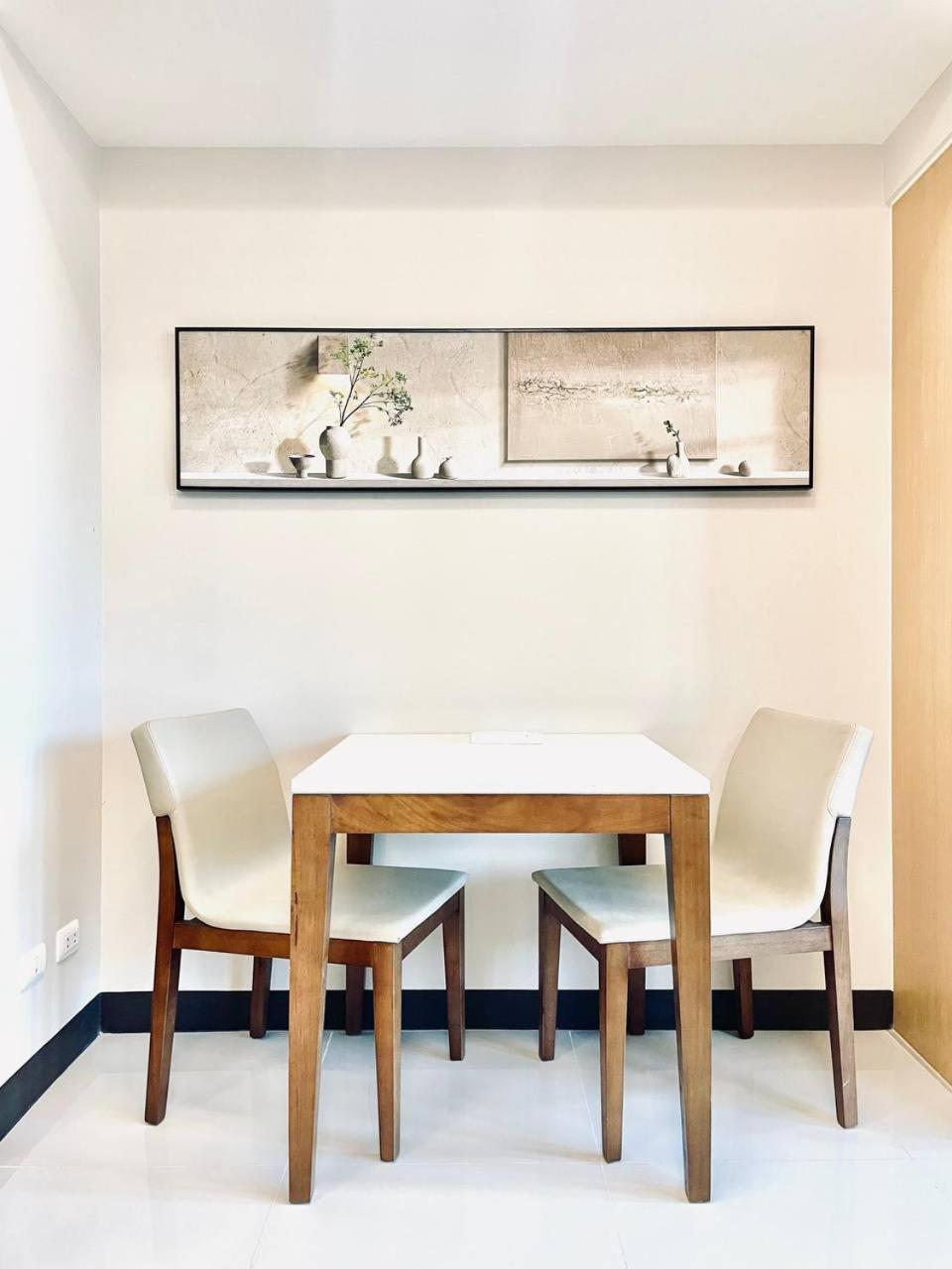 Thompson - 2 Beds, Uptown Parksuites Tower 1 25f Manila